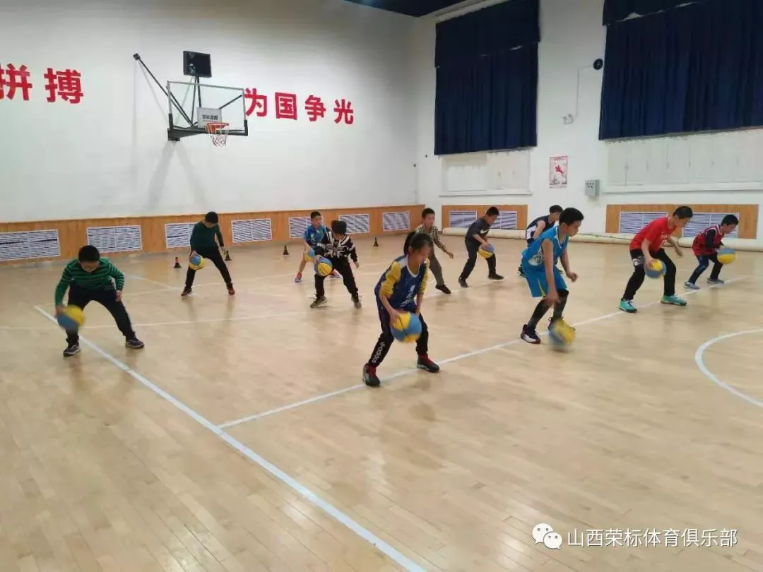 如何根据篮球比赛的不同阶段调整力量训练强度？_0